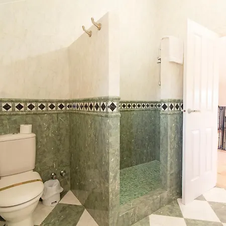 Chalet Global Properties, En Primera Linea De Playa Con Piscina Privada *